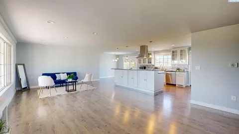 Living - 8771 Alder Rd, Pasco, WA 99301 photo 2 of 5