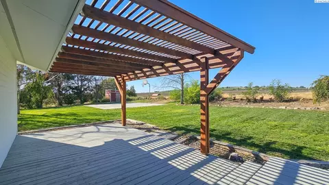 Exterior - 8771 Alder Rd, Pasco, WA 99301 photo 7 of 9