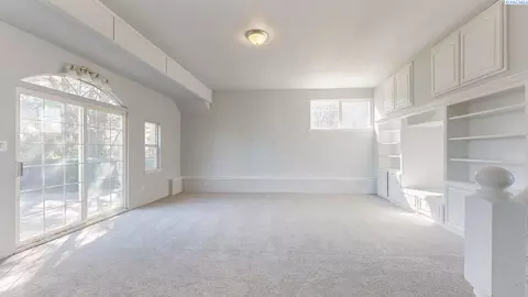 Living - 8771 Alder Rd, Pasco, WA 99301 photo 4 of 5