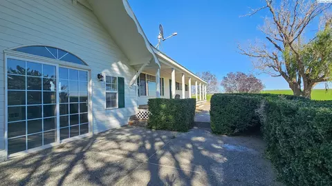 Exterior - 8771 Alder Rd, Pasco, WA 99301 photo 5 of 9