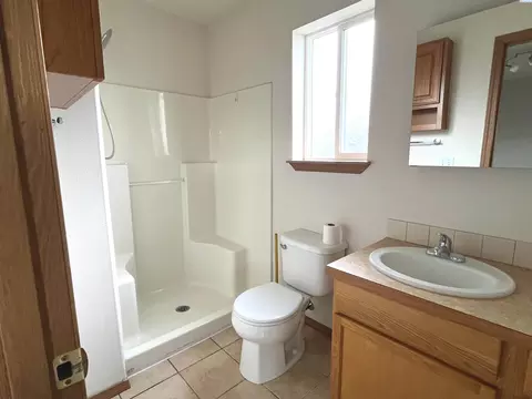 Bath - 2512 E Adelia St, Pasco, WA 99301 photo 3 of 3