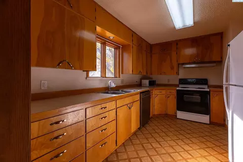 Kitchen - 544 NW Sunset Dr, Pullman, WA 99163 photo 1 of 2