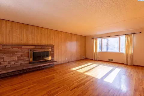 Living - 544 NW Sunset Dr, Pullman, WA 99163 photo 2 of 3