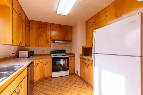 Kitchen - 544 NW Sunset Dr, Pullman, WA 99163 photo 2 of 2