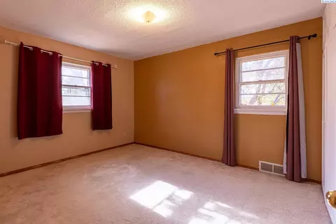 Bedroom - 544 NW Sunset Dr, Pullman, WA 99163 photo 1 of 7