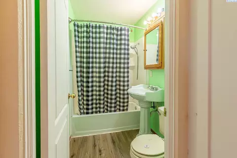 Bath - 544 NW Sunset Dr, Pullman, WA 99163 photo 1 of 2