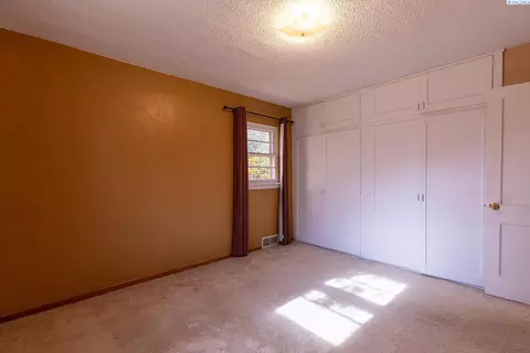 Bedroom - 544 NW Sunset Dr, Pullman, WA 99163 photo 2 of 7