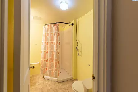 Bath - 544 NW Sunset Dr, Pullman, WA 99163 photo 2 of 2