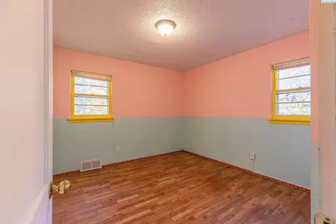 Bedroom - 544 NW Sunset Dr, Pullman, WA 99163 photo 3 of 7
