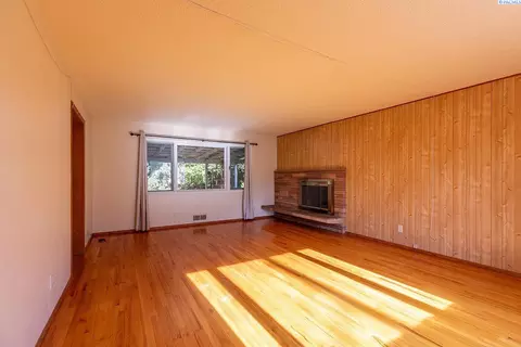 Living - 544 NW Sunset Dr, Pullman, WA 99163 photo 1 of 3