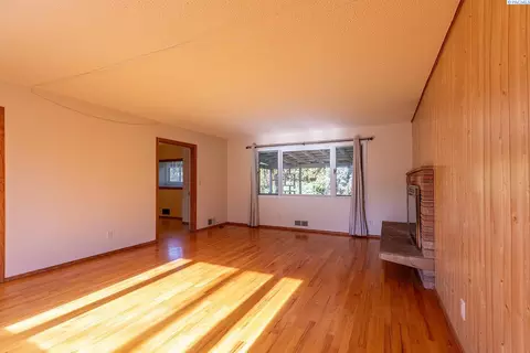 Living - 544 NW Sunset Dr, Pullman, WA 99163 photo 3 of 3