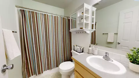 Bath - 2330 NW Robert St, Pullman, WA 99163 photo 2 of 4