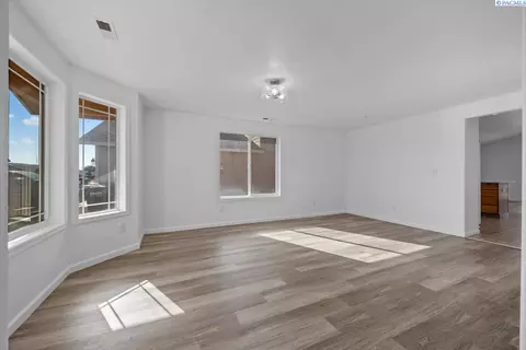 8917 Oliver Dr, Pasco, WA 99301 photo 2