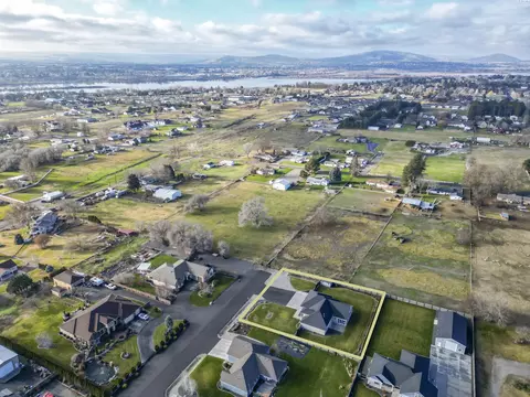 7319 W Richardson Rd, Pasco, WA 99301 photo 2