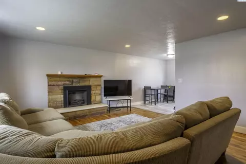4304 W Agate St, Pasco, WA 99301 photo 2
