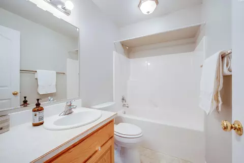 Bath - 420 NW Thomas St, Pullman, WA 99163 photo 4 of 4