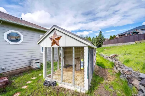 Exterior - 420 NW Thomas St, Pullman, WA 99163 photo 6 of 8
