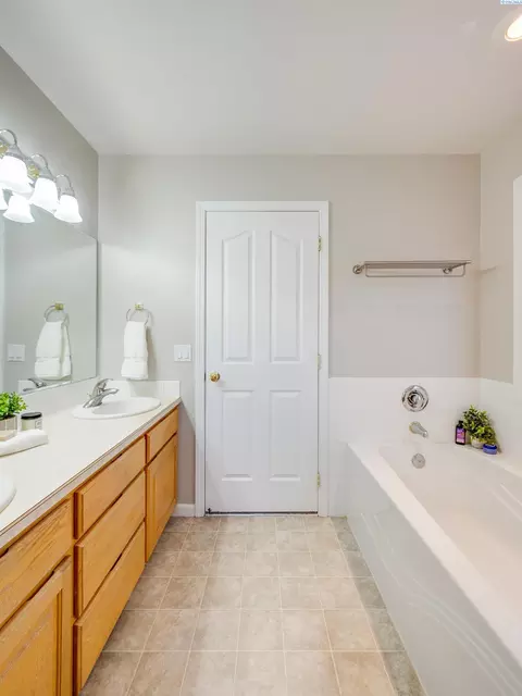 Bath - 420 NW Thomas St, Pullman, WA 99163 photo 2 of 4