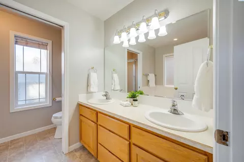 Bath - 420 NW Thomas St, Pullman, WA 99163 photo 1 of 4