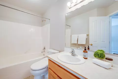 Bath - 420 NW Thomas St, Pullman, WA 99163 photo 3 of 4