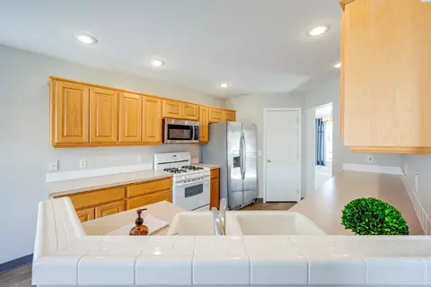 Kitchen - 420 NW Thomas St, Pullman, WA 99163 photo 2 of 3