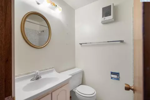 Bath - 1480 NW Orion Dr, Pullman, WA 99163 photo 3 of 3
