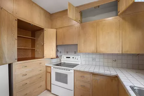 Kitchen - 1480 NW Orion Dr, Pullman, WA 99163 photo 3 of 3