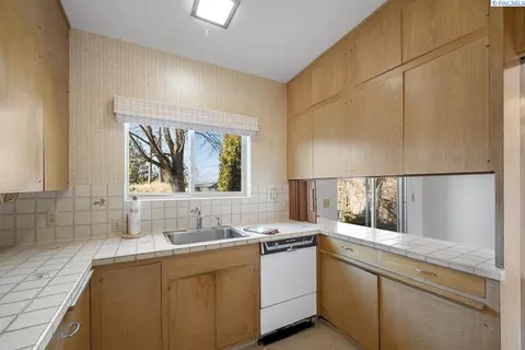 Kitchen - 1480 NW Orion Dr, Pullman, WA 99163 photo 1 of 3