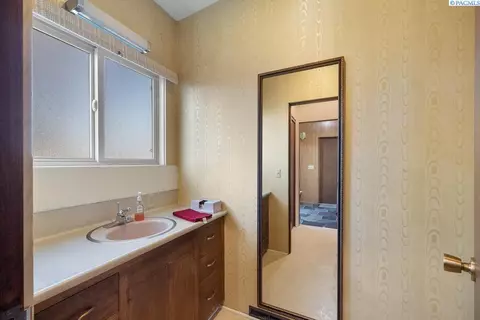 Bath - 1480 NW Orion Dr, Pullman, WA 99163 photo 1 of 3