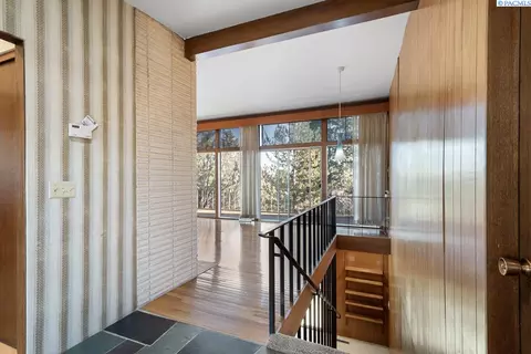 Entry Way - 1480 NW Orion Dr, Pullman, WA 99163 photo 1 of 2