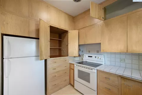 Kitchen - 1480 NW Orion Dr, Pullman, WA 99163 photo 2 of 3