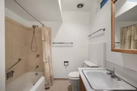 Bath - 1480 NW Orion Dr, Pullman, WA 99163 photo 2 of 3