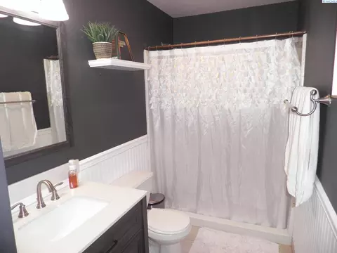 Bath - 140 NW Dillon, Pullman, WA 99163 photo 1 of 3