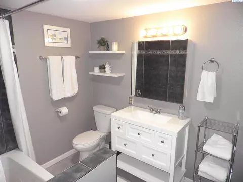 Bath - 140 NW Dillon, Pullman, WA 99163 photo 2 of 3