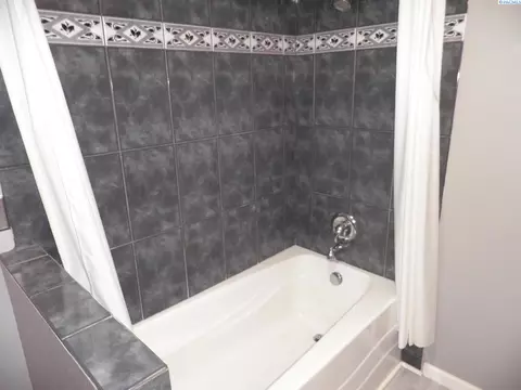 Bath - 140 NW Dillon, Pullman, WA 99163 photo 3 of 3