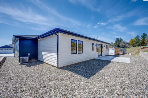 Exterior - 590 SW Cayuse St, Pullman, WA 99163 photo 5 of 8
