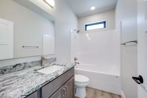 Bath - 590 SW Cayuse St, Pullman, WA 99163 photo 3 of 3