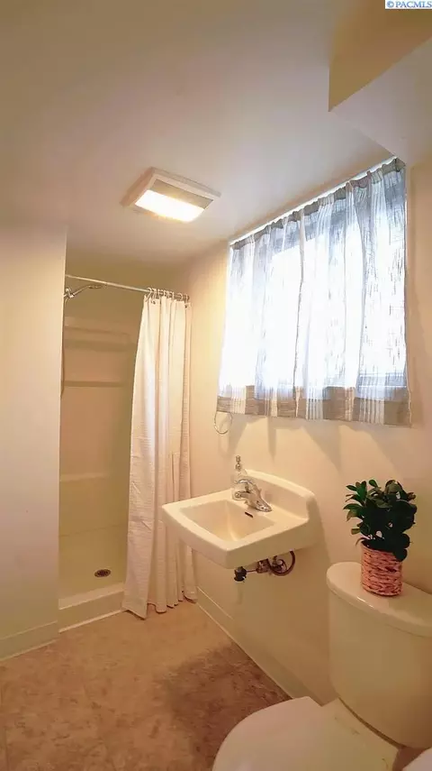 Bath - 232 NW Timothy, Pullman, WA 99163 photo 4 of 5
