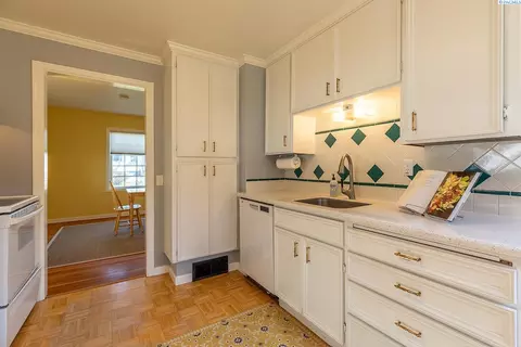 Kitchen - 525 SE Water St, Pullman, WA 99163 photo 4 of 4