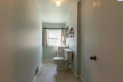 Bath - 525 SE Water St, Pullman, WA 99163 photo 3 of 4