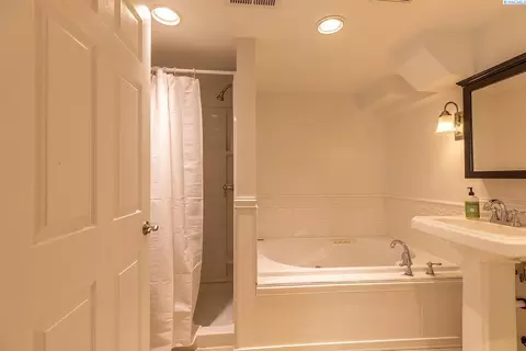 Bath - 525 SE Water St, Pullman, WA 99163 photo 2 of 4