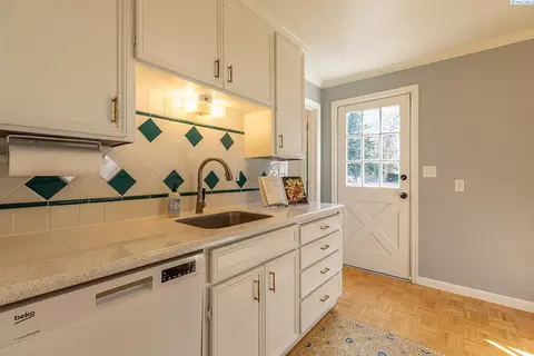 Kitchen - 525 SE Water St, Pullman, WA 99163 photo 2 of 4