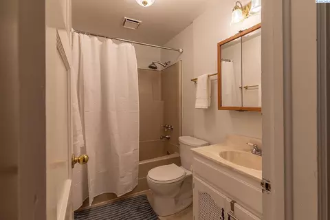 Bath - 525 SE Water St, Pullman, WA 99163 photo 4 of 4