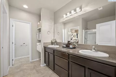 Bath - 690 SW Wheat Ridge Dr, Pullman, WA 99163 photo 2 of 3