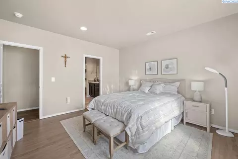 Bedroom - 690 SW Wheat Ridge Dr, Pullman, WA 99163 photo 3 of 3