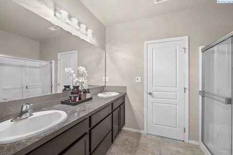 Bath - 690 SW Wheat Ridge Dr, Pullman, WA 99163 photo 3 of 3