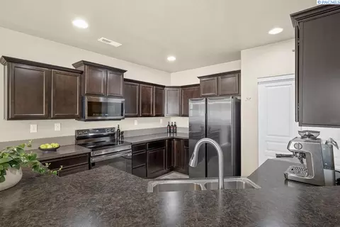 Kitchen - 690 SW Wheat Ridge Dr, Pullman, WA 99163 photo 4 of 4