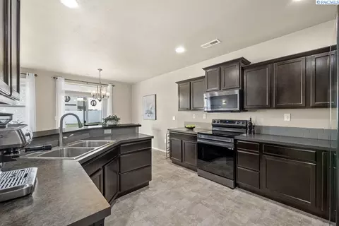 Kitchen - 690 SW Wheat Ridge Dr, Pullman, WA 99163 photo 1 of 4