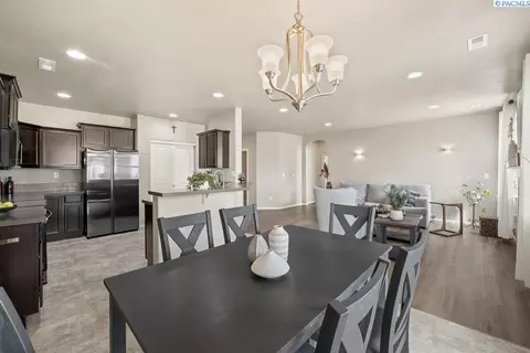Dining - 690 SW Wheat Ridge Dr, Pullman, WA 99163 photo 2 of 2