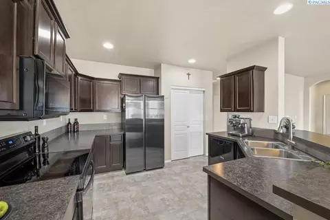 Kitchen - 690 SW Wheat Ridge Dr, Pullman, WA 99163 photo 3 of 4